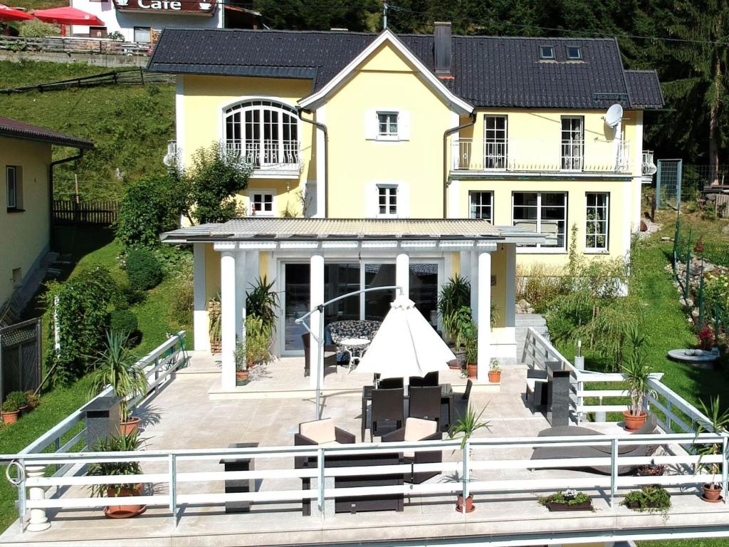 eine Luftansicht eines Hauses in der Unterkunft Villa Marie-Sophie by Interhome in Mallnitz