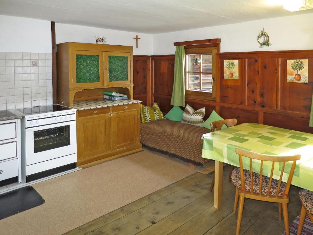 Kuchyň nebo kuchyňský kout v ubytování Chalet Lippnerhütte by Interhome