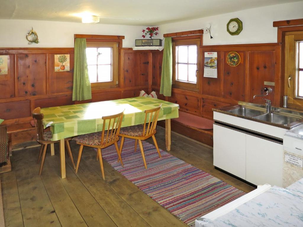 Kuchyň nebo kuchyňský kout v ubytování Chalet Lippnerhütte by Interhome