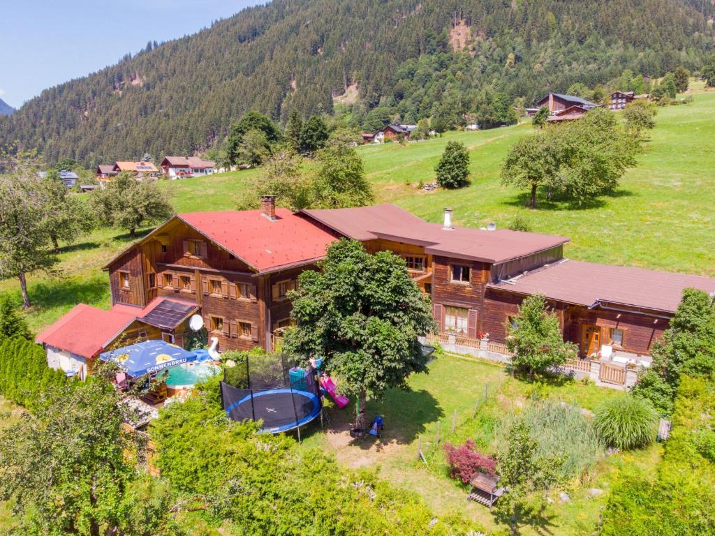 una vista aérea de una casa de madera en un campo en Apartment Helmreich-2 by Interhome, en Sankt Gallenkirch