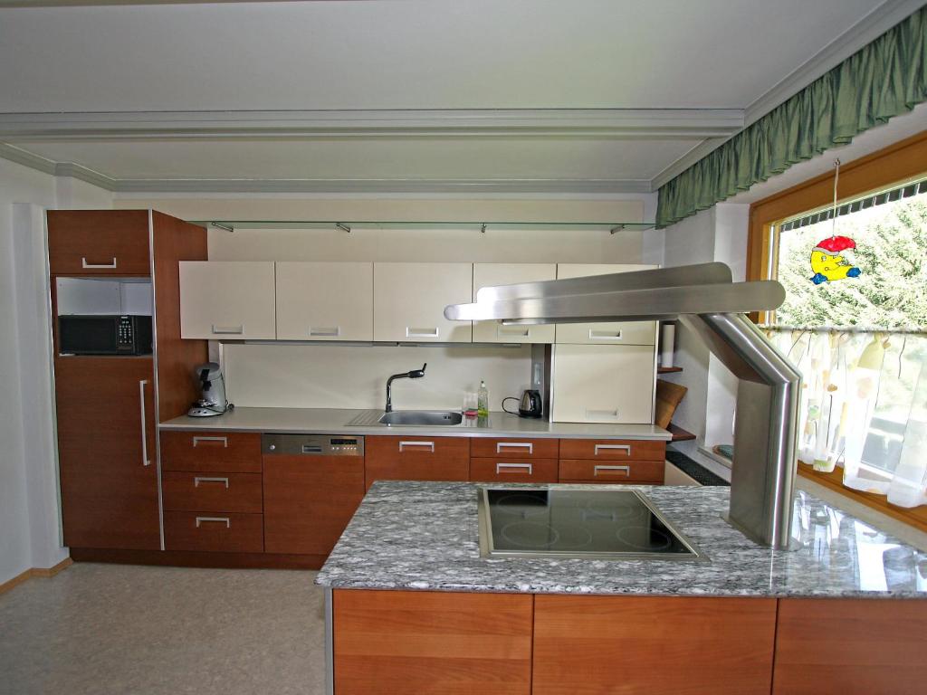 Kuchyň nebo kuchyňský kout v ubytování Holiday Home Ferienhaus Haus Kofler by Interhome