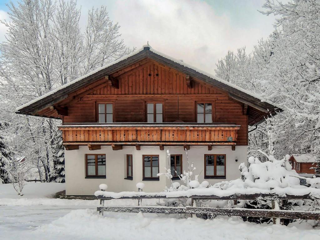una gran casa de madera en la nieve con árboles en Apartment Christine-1 by Interhome, en Rohrmoos-Untertal