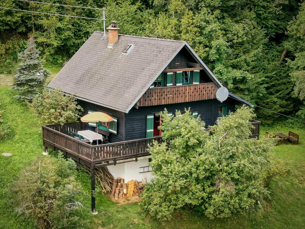 una vista aérea de una casa con terraza en Chalet Neunhoeffer by Interhome, en Patergassen