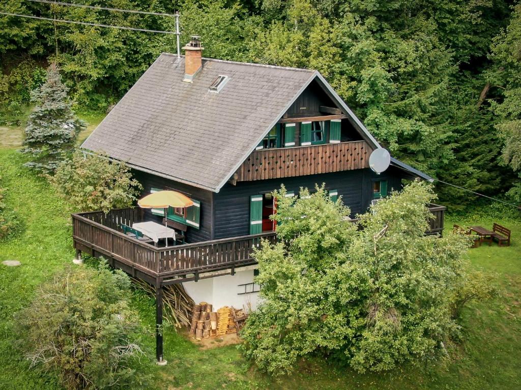 z góry widok na dom z tarasem w obiekcie Chalet Neunhoeffer by Interhome w mieście Patergassen