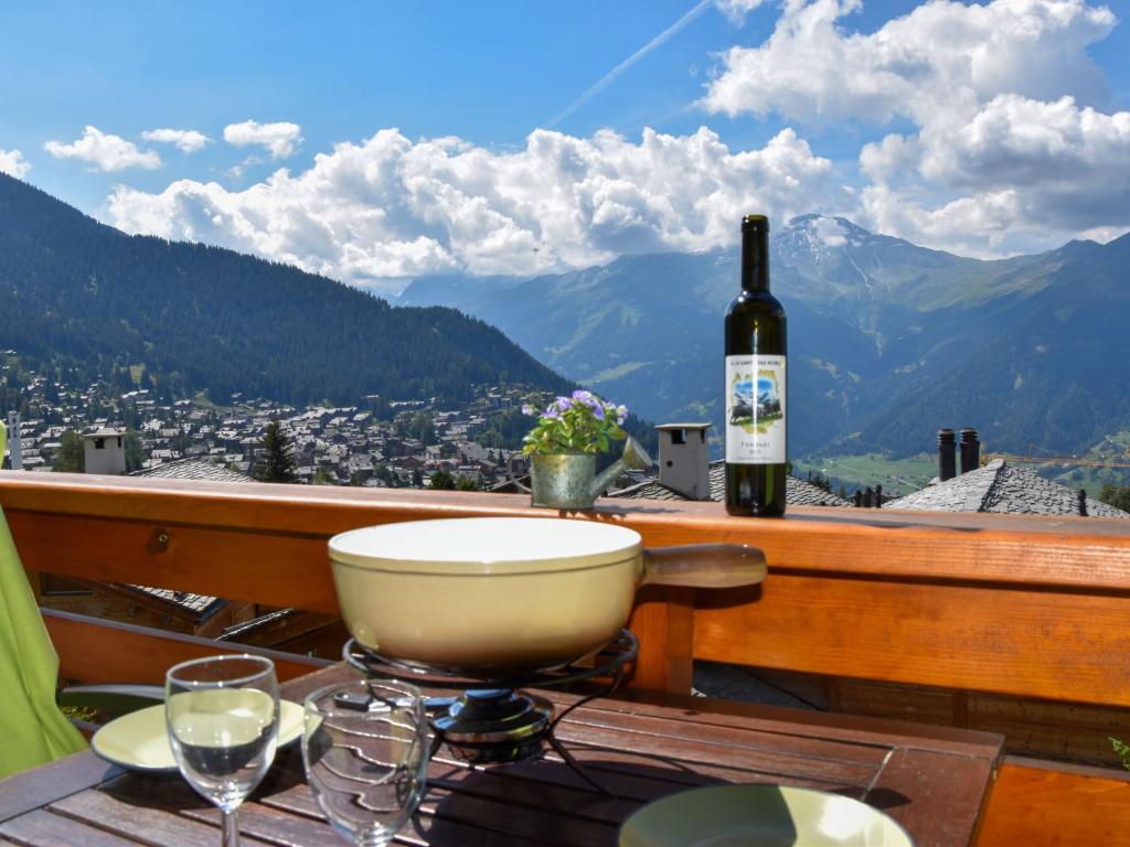 Uma vista geral da montanha ou uma vista da montanha a partir do apartamento