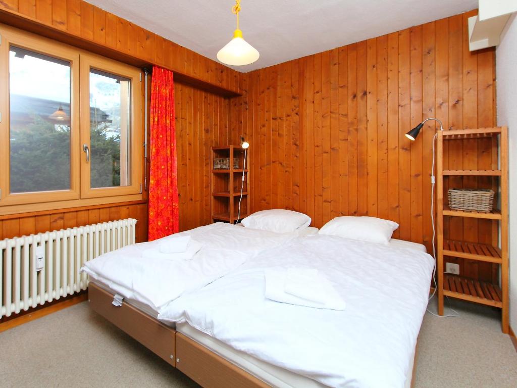 Uma cama ou camas num quarto em Apartment Porthos 37 by Interhome
