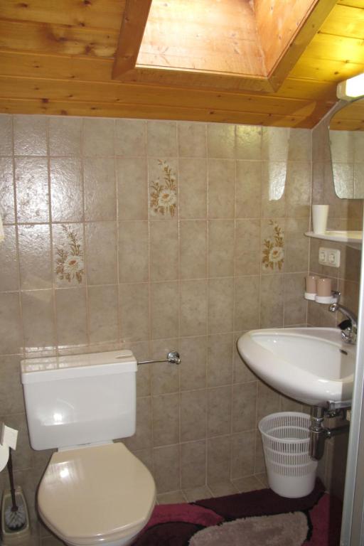 Kúpeľňa v ubytovaní Holiday Home Willi by Interhome