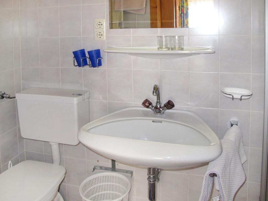 Kúpeľňa v ubytovaní Holiday Home Willi by Interhome