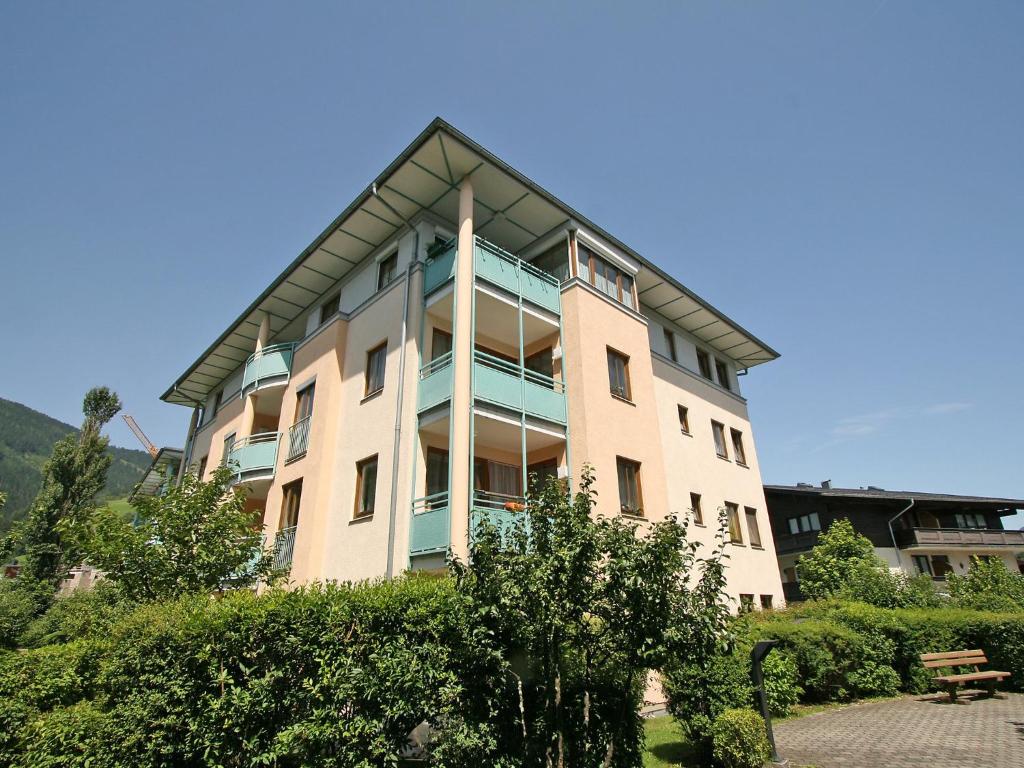 ツェル・アム・ゼーにあるApartment Haus Kitzsteinhorn by Interhomeの屋根付きの大きなアパートメントビル