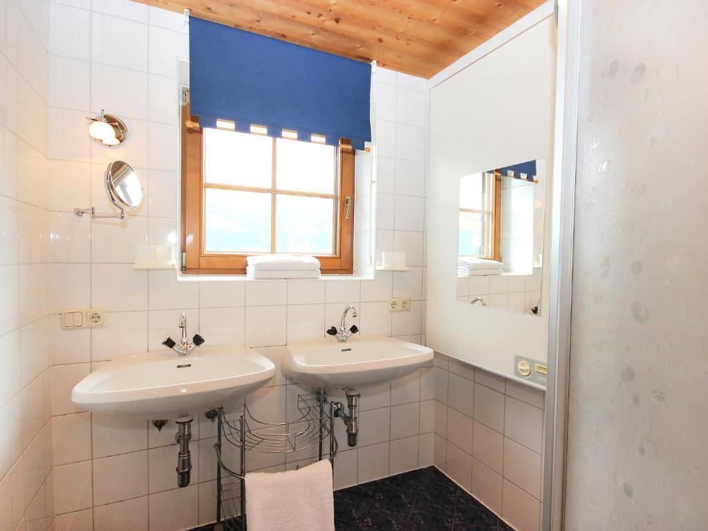 Koupelna v ubytování Chalet Auhäusl by Interhome