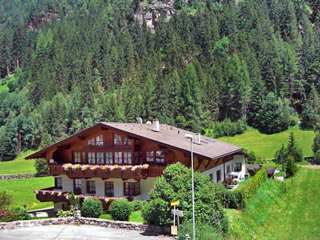 una grande casa in mezzo a una montagna di Apartment Alpengruss by Interhome a Oberlehn