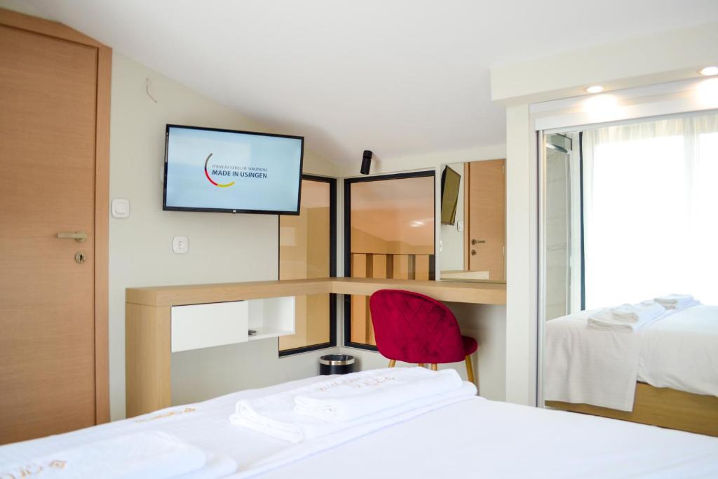 Postel nebo postele na pokoji v ubytování Artline Luxury Suites