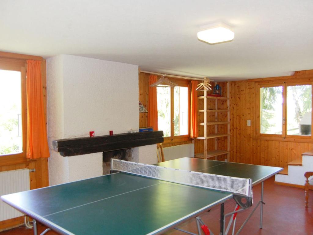 Stolní tenis v ubytování Chalet Les Etoiles by Interhome nebo okolí