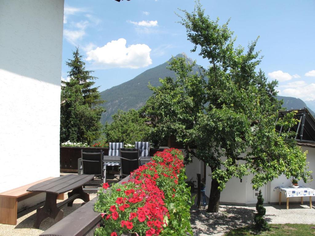 Vista generica sulle montagne o vista sulle montagne dall'interno dell'appartamento