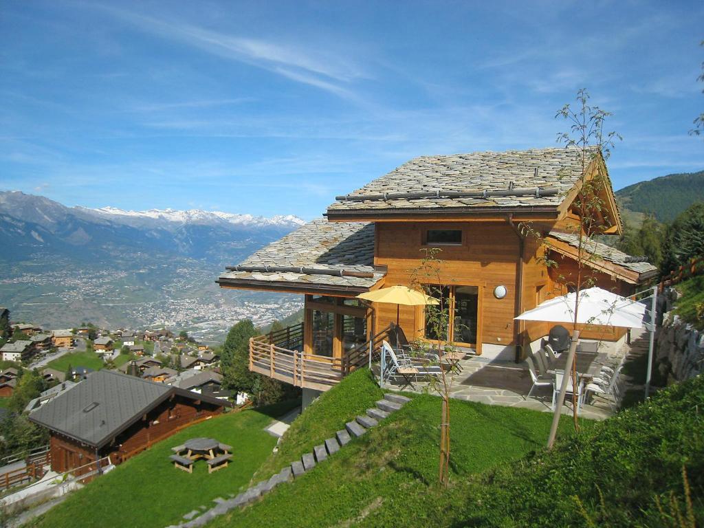 une maison au sommet d'une colline avec vue dans l'établissement Chalet Chalet Aquarius by Interhome, à Nendaz