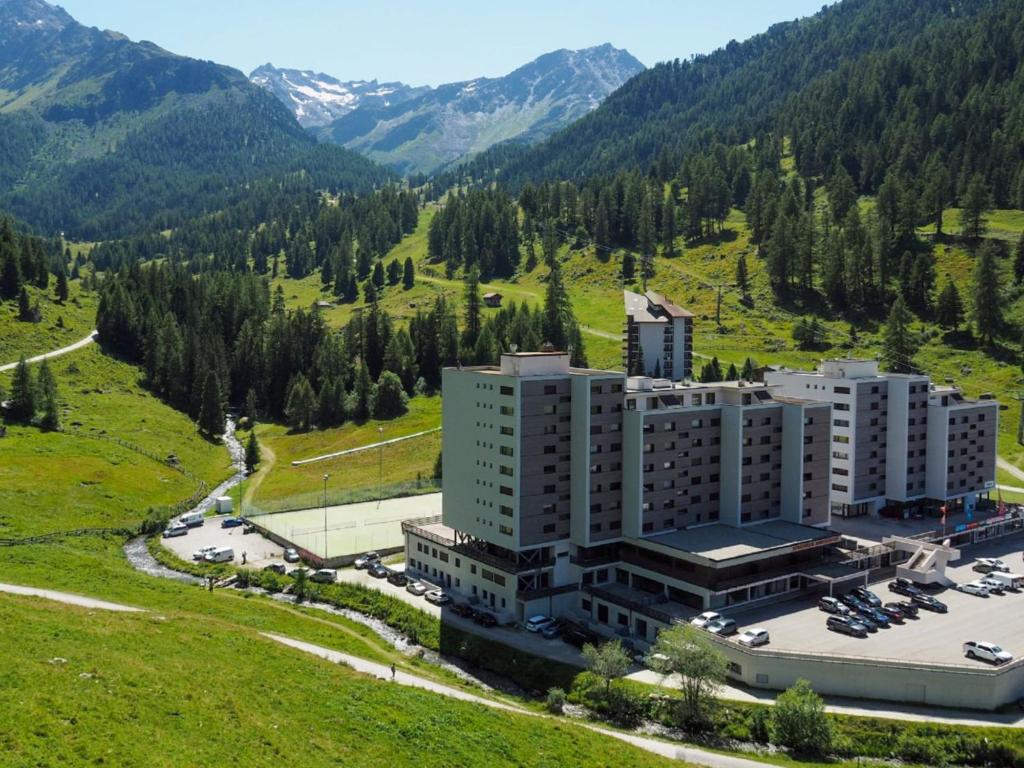 una vista aérea de un edificio en las montañas en Apartment Rosablanche C66 by Interhome, en Siviez