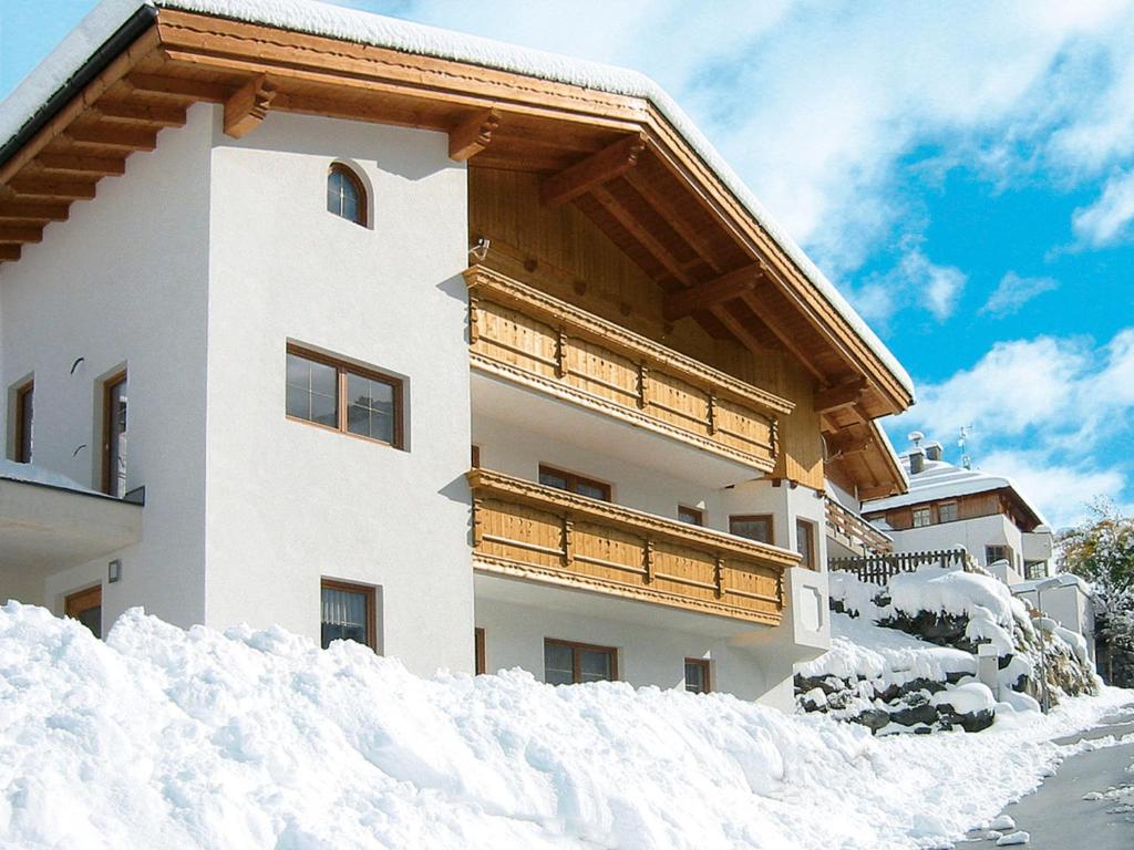 ein Gebäude mit Schnee davor in der Unterkunft Apartment Bergkristall by Interhome in Spiss