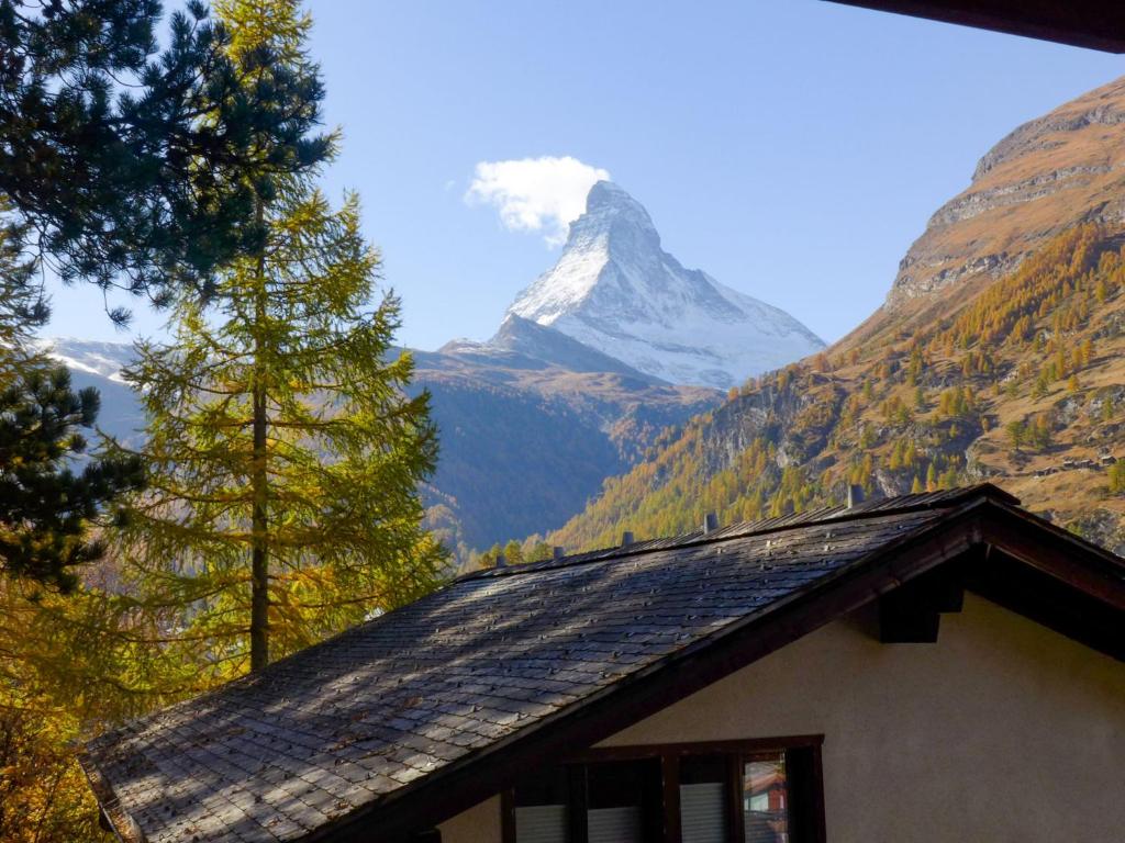 Cette maison offre une vue sur une montagne enneigée. dans l'établissement Apartment Roger-2 by Interhome, à Zermatt