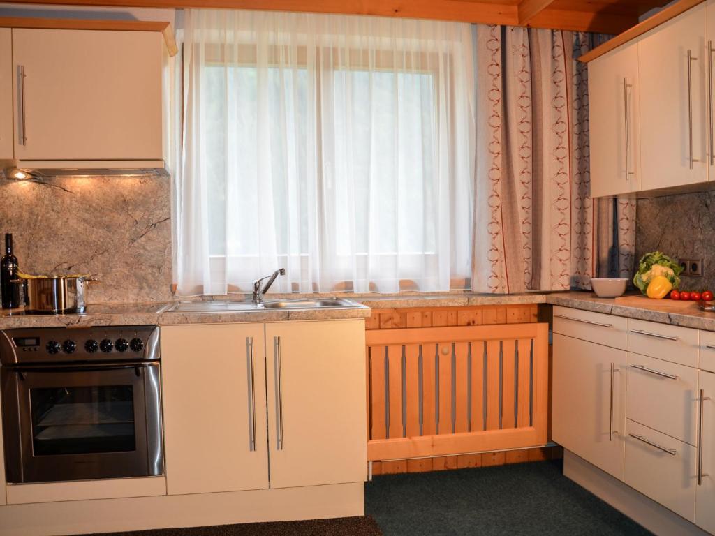 Kuchyňa alebo kuchynka v ubytovaní Apartment Wechner-2 by Interhome