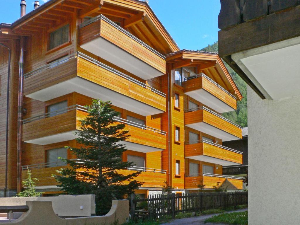 ein Gebäude mit einem Baum davor in der Unterkunft Apartment Rütschi-3 by Interhome in Zermatt