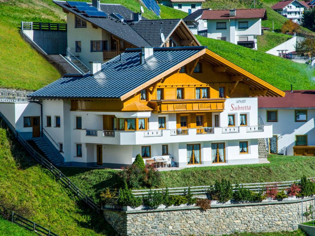 ein Haus mit Solardach auf einem Hügel in der Unterkunft Holiday Home Subretta - KPL094 by Interhome in Kappl