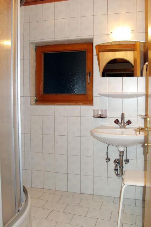 Kúpeľňa v ubytovaní Apartment Erna by Interhome