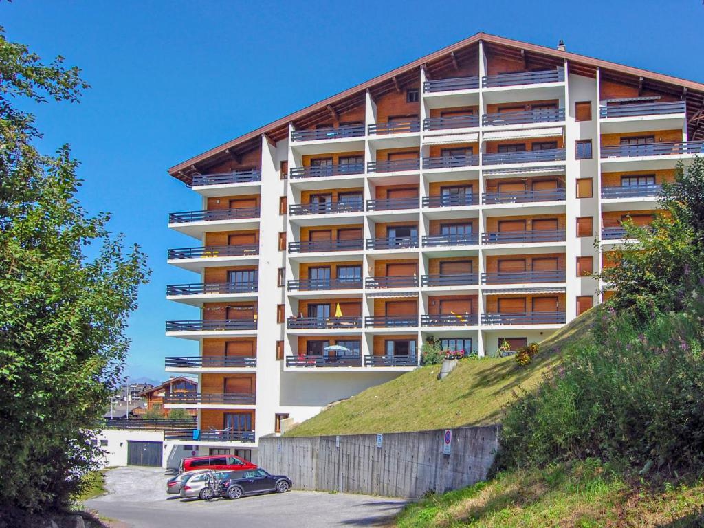 ein großes Apartmenthaus mit Grasdach in der Unterkunft Apartment Chaedoz 43 by Interhome in Nendaz