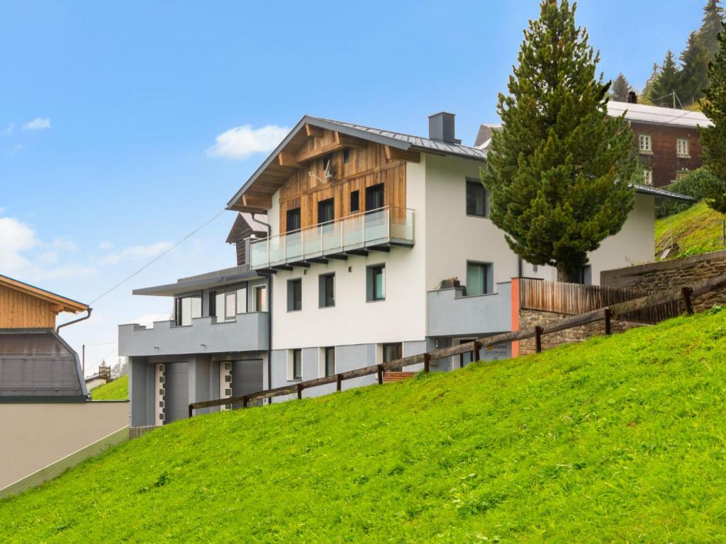 een huis bovenop een groene heuvel bij Apartment Christoph - KPL371 by Interhome in Kappl