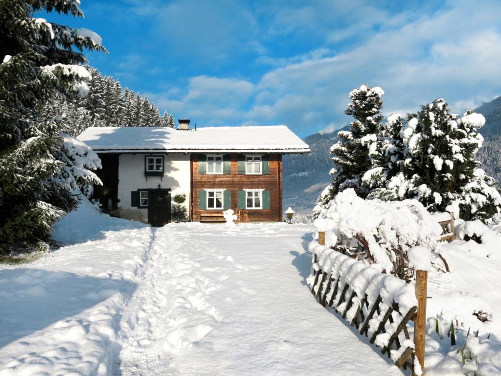 ザンクト・ガレンキルヒにあるHoliday Home Fitsch - GOP320 by Interhomeの雪の家
