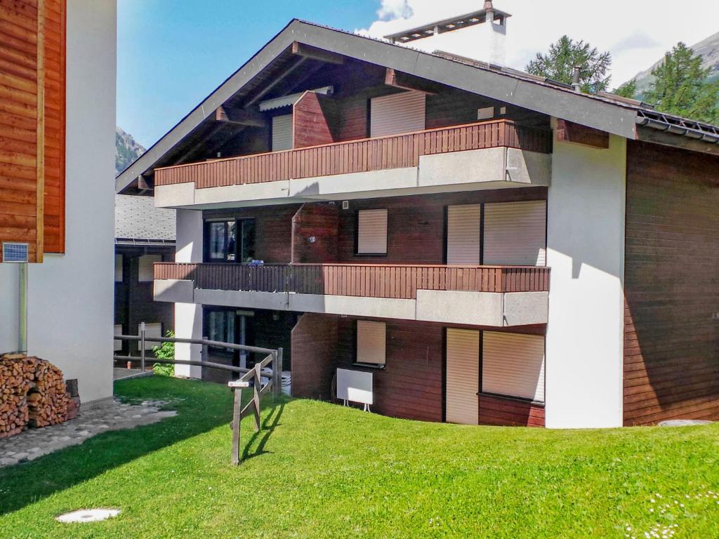 ein Gebäude mit Balkon auf der Seite in der Unterkunft Apartment Luchre by Interhome in Zermatt