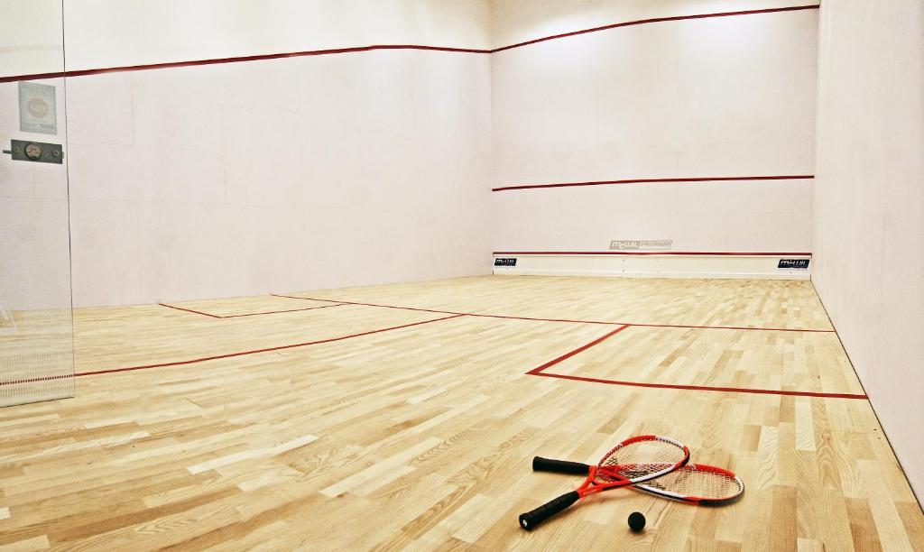 Tenis a/nebo squash v ubytování Aqua-Zdrój nebo okolí