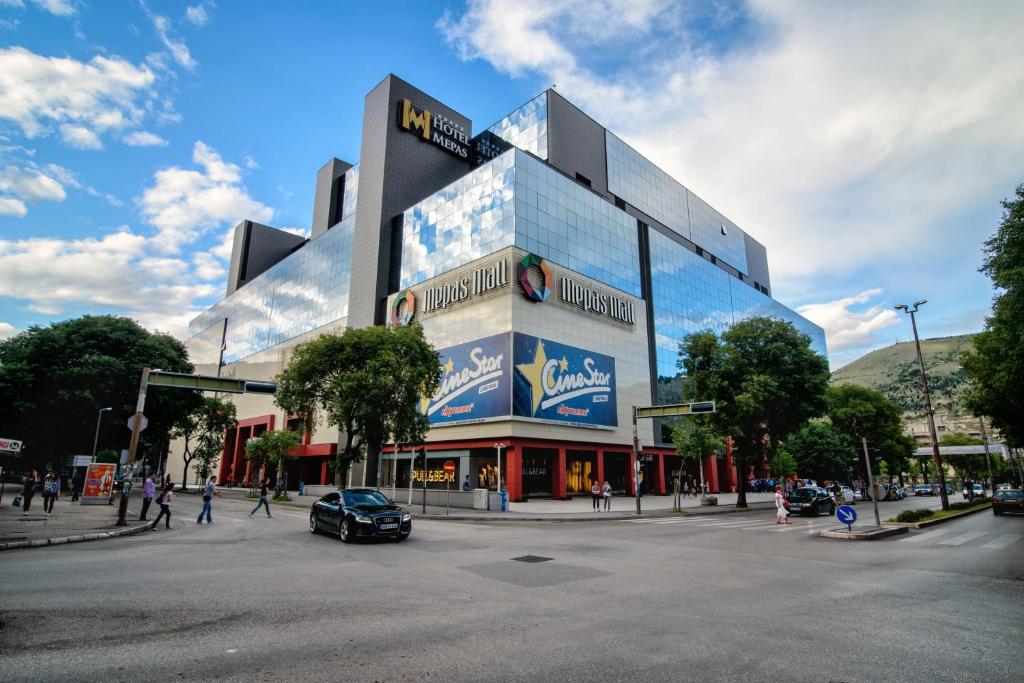 ein großes Gebäude an der Ecke einer Straße in der Unterkunft Hotel Mepas in Mostar