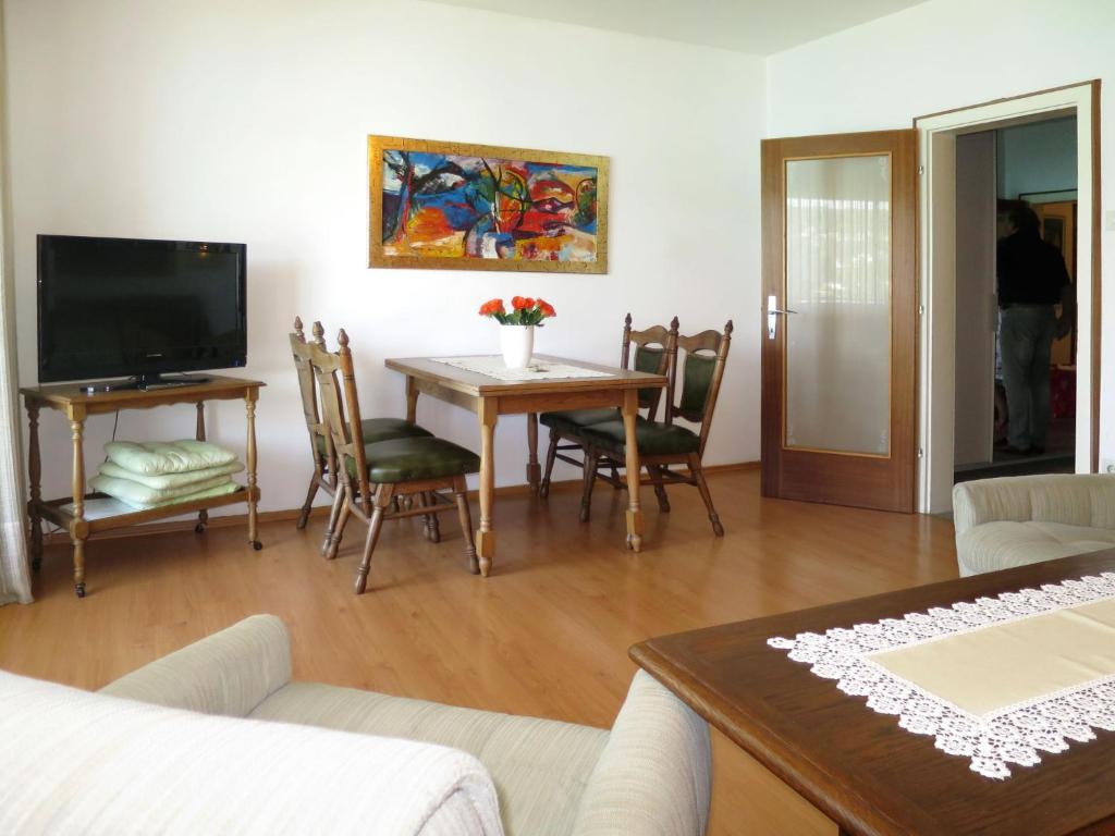 Televízia a/alebo spoločenská miestnosť v ubytovaní Apartment Seecorso by Interhome