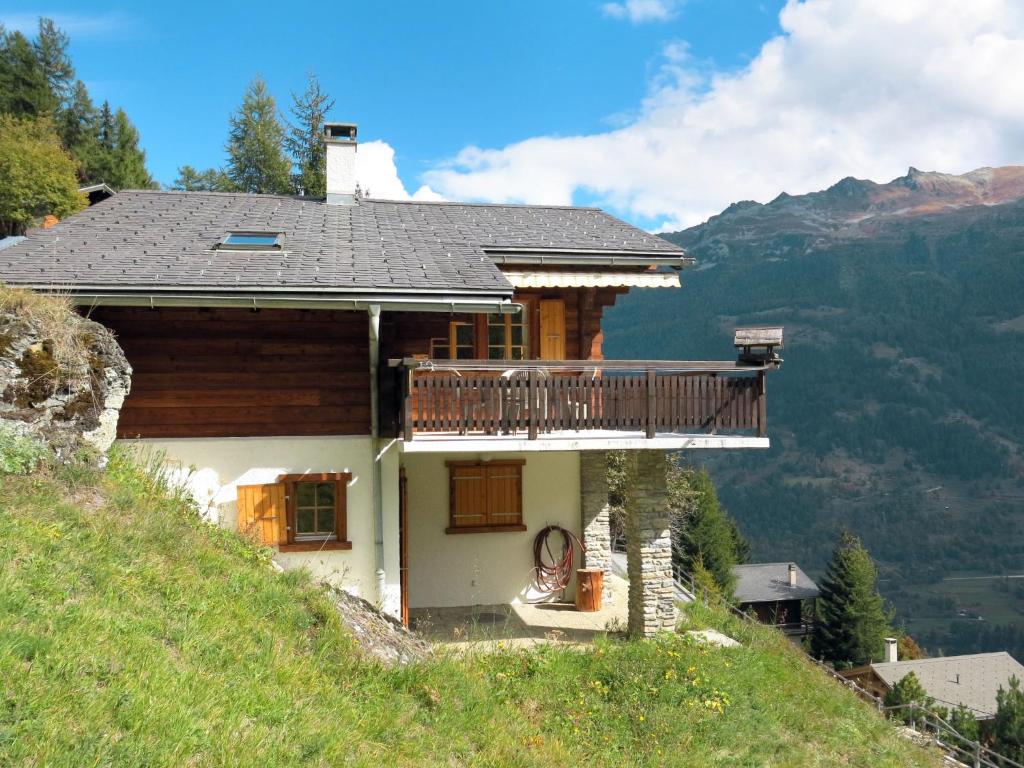 Cette petite maison dispose d'un balcon sur une colline. dans l'établissement Chalet Les Clarines by Interhome, à Grimentz