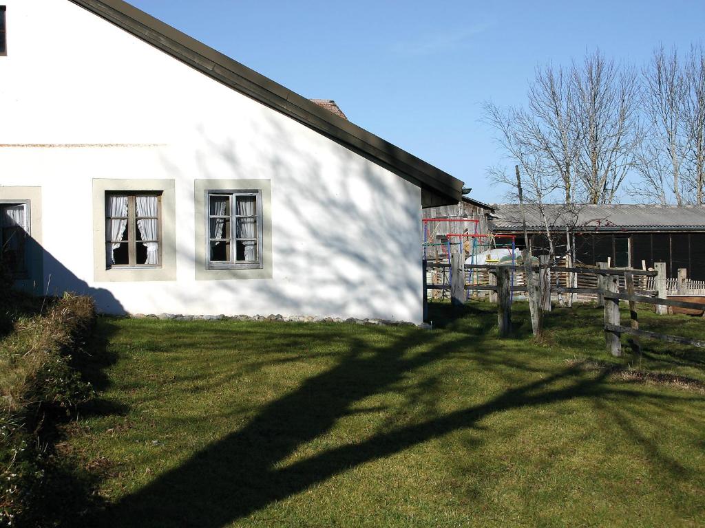 ein Haus mit einem großen Schatten auf der Seite in der Unterkunft Apartment Les Grangettes by Interhome in Auberson
