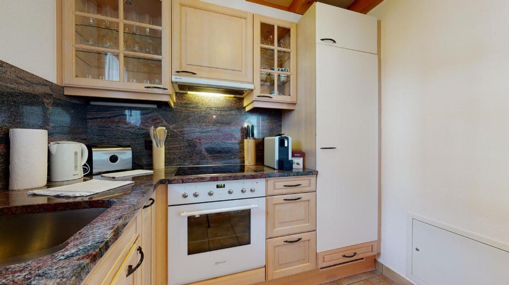 Kuchyň nebo kuchyňský kout v ubytování Villa Octogon, 2 Bedrooms, ideally located in Leukerbad