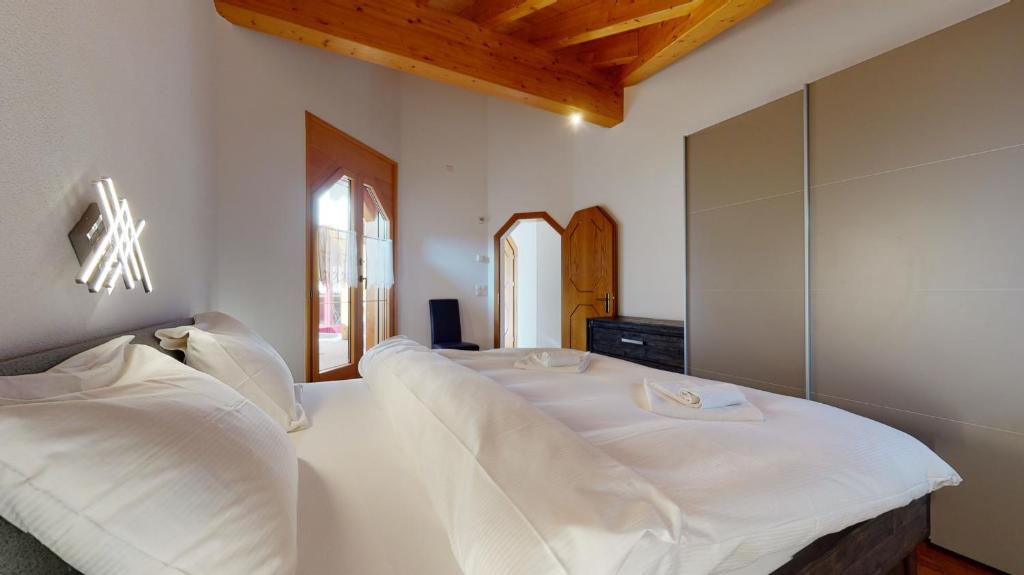 Postel nebo postele na pokoji v ubytování Villa Octogon, 2 Bedrooms, ideally located in Leukerbad