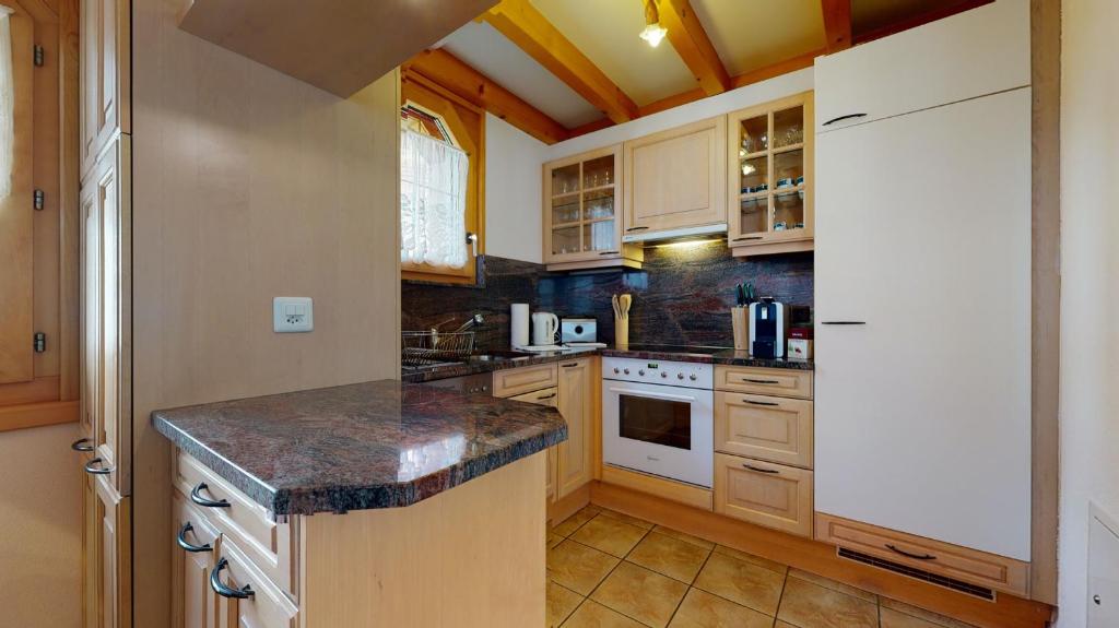 Kuchyň nebo kuchyňský kout v ubytování Villa Octogon, 2 Bedrooms, ideally located in Leukerbad