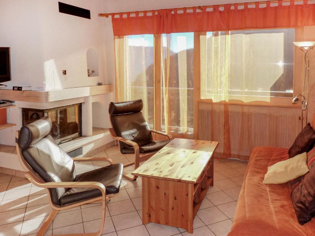 オヴロナにあるApartment Hauts de Morthey No 33 by Interhomeのリビングルーム(ソファ、椅子、暖炉付)