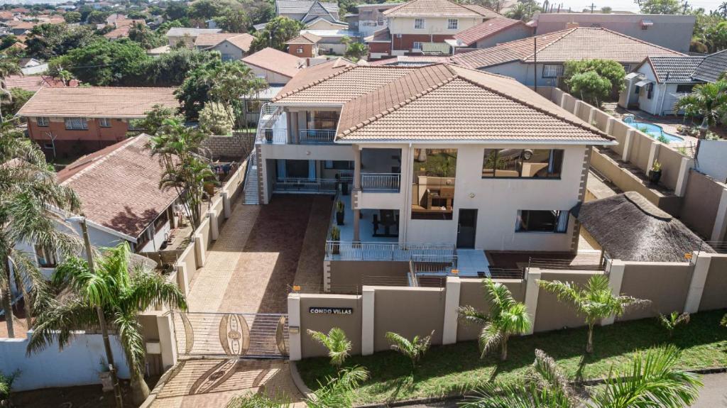 una vista aérea de una casa en un suburbio en Condo Villas, en Durban