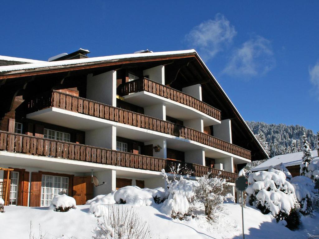 un grand bâtiment avec de la neige au sol dans l'établissement Apartment Le Mont Blanc 8 by Interhome, à Villars-sur-Ollon