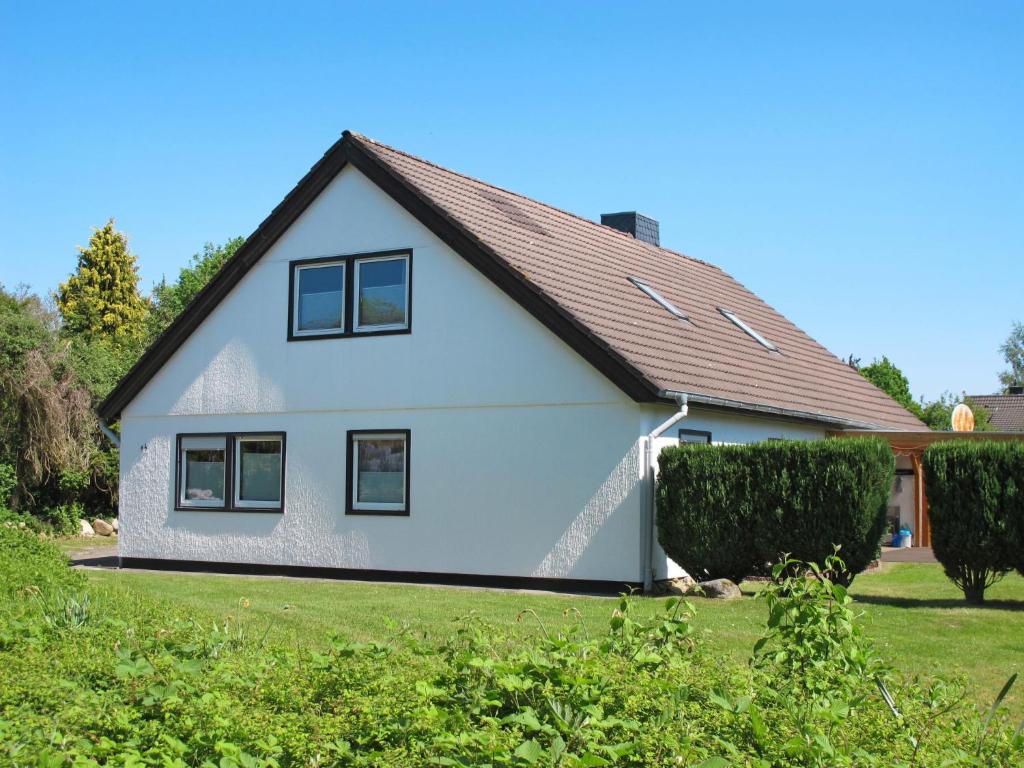 ein weißes Haus mit braunem Dach in der Unterkunft Apartment Gronau by Interhome in Otterndorf