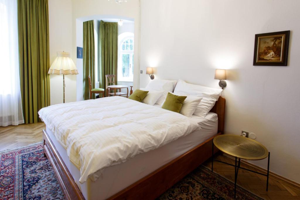 een slaapkamer met een groot bed in een kamer bij Parkhotel Vrbno in Vrbno pod Pradědem