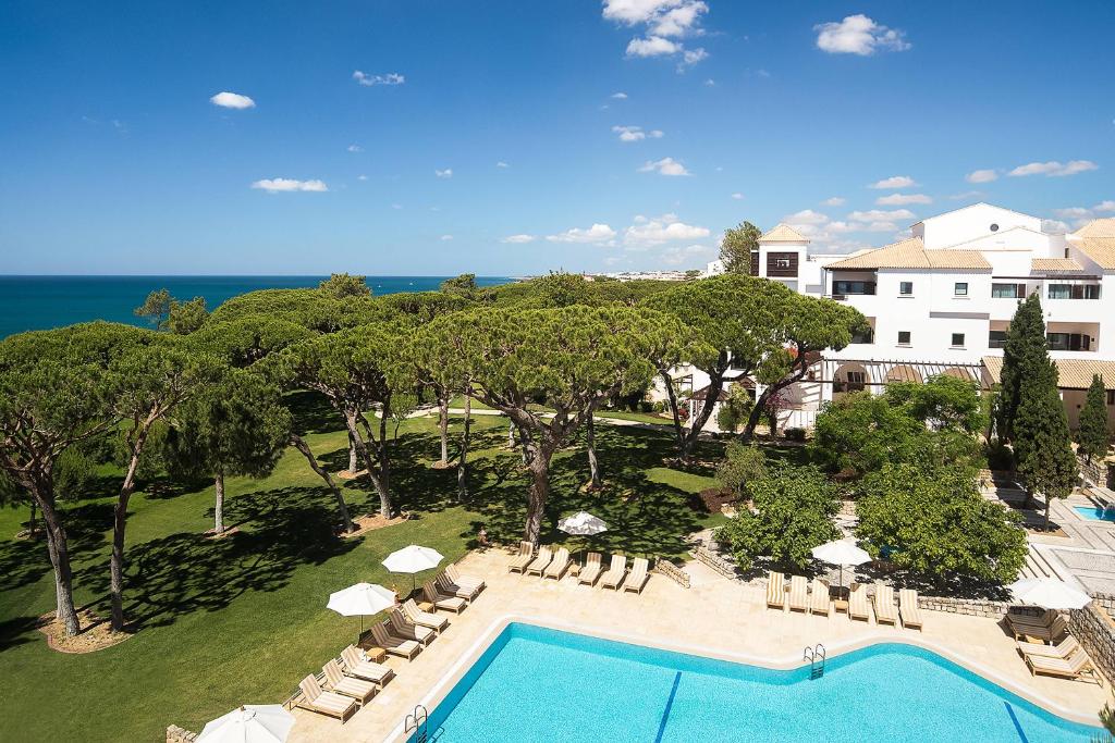 uma vista aérea de um resort com uma piscina em Pine Cliffs Hotel, a Luxury Collection Resort, Algarve em Albufeira
