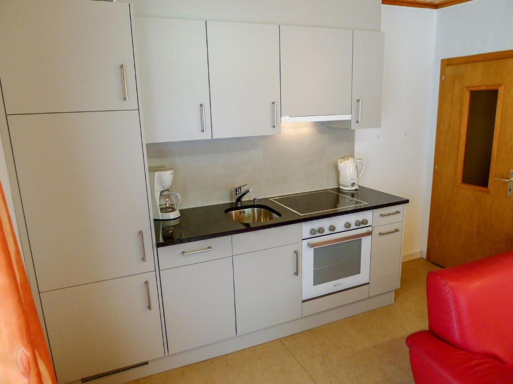 Kuchyň nebo kuchyňský kout v ubytování Apartment Christl by Interhome
