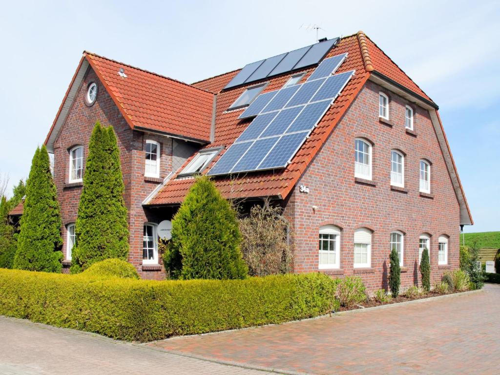 FriederikensielにあるApartment Landskron-2 by Interhomeの屋根に太陽光パネルを敷いた家