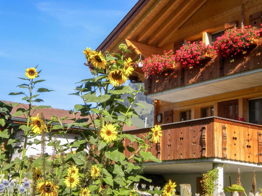 una casa con flores a un lado. en Apartment ufem Stutz by Interhome, en Grindelwald