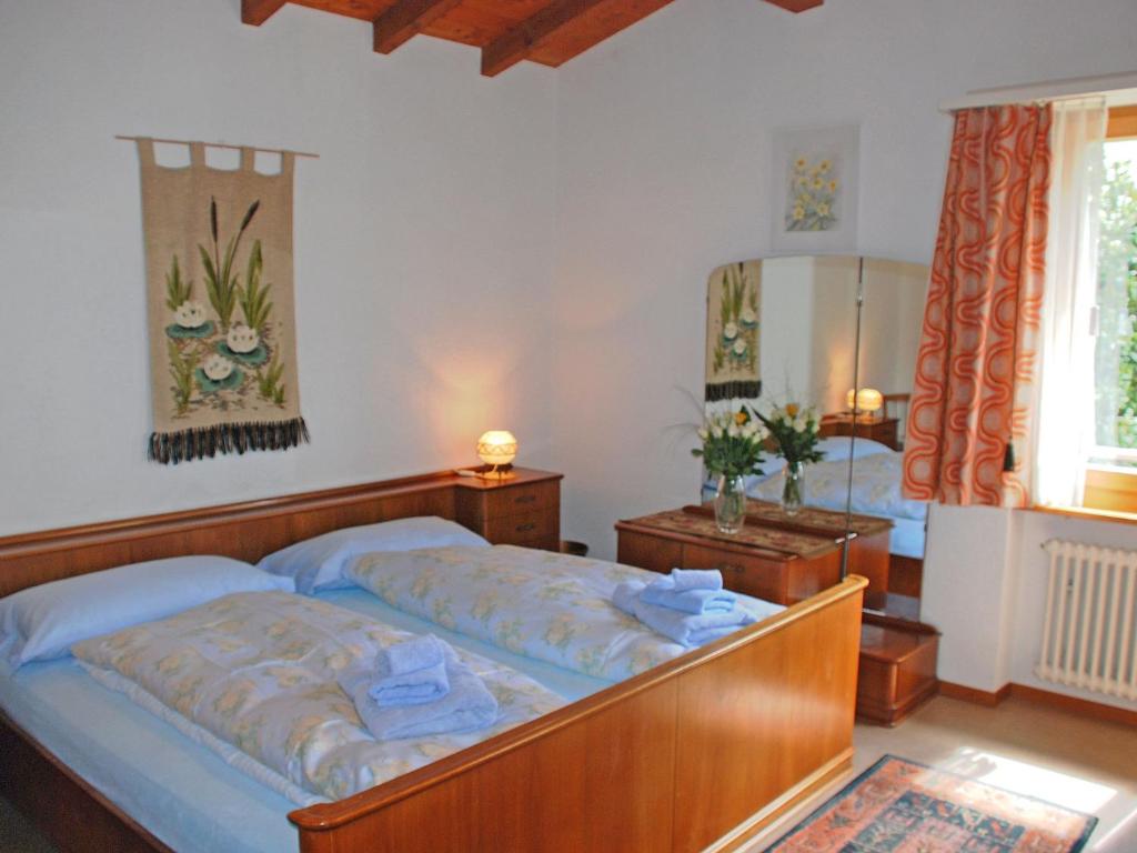 ein Schlafzimmer mit einem Bett und einem großen Spiegel in der Unterkunft Apartment Casa tre G - App OG by Interhome in Losone