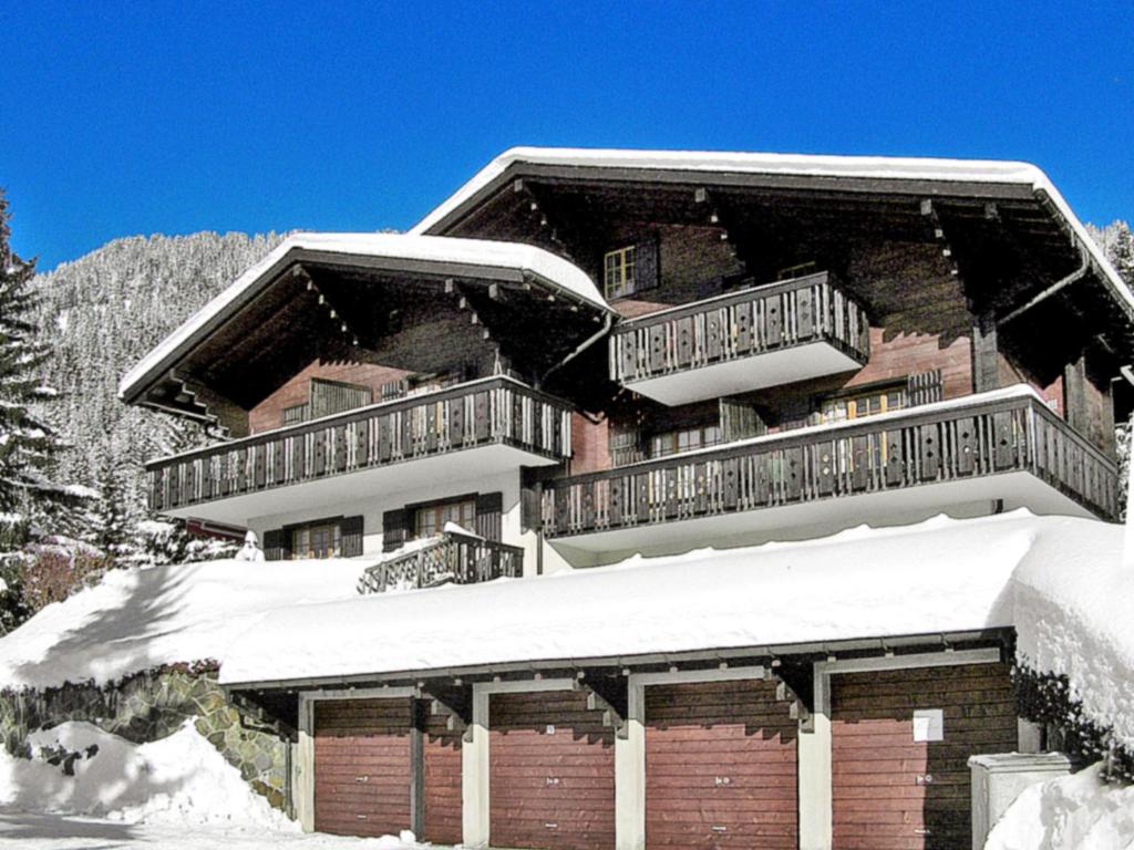 een groot gebouw met sneeuw op het dak bij Apartment Armorial II - apt 2 by Interhome in Villars-sur-Ollon