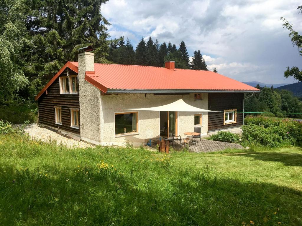 Bischofsreut的住宿－Holiday Home Kaiserhäusl by Interhome，田野上带橙色屋顶的小房子